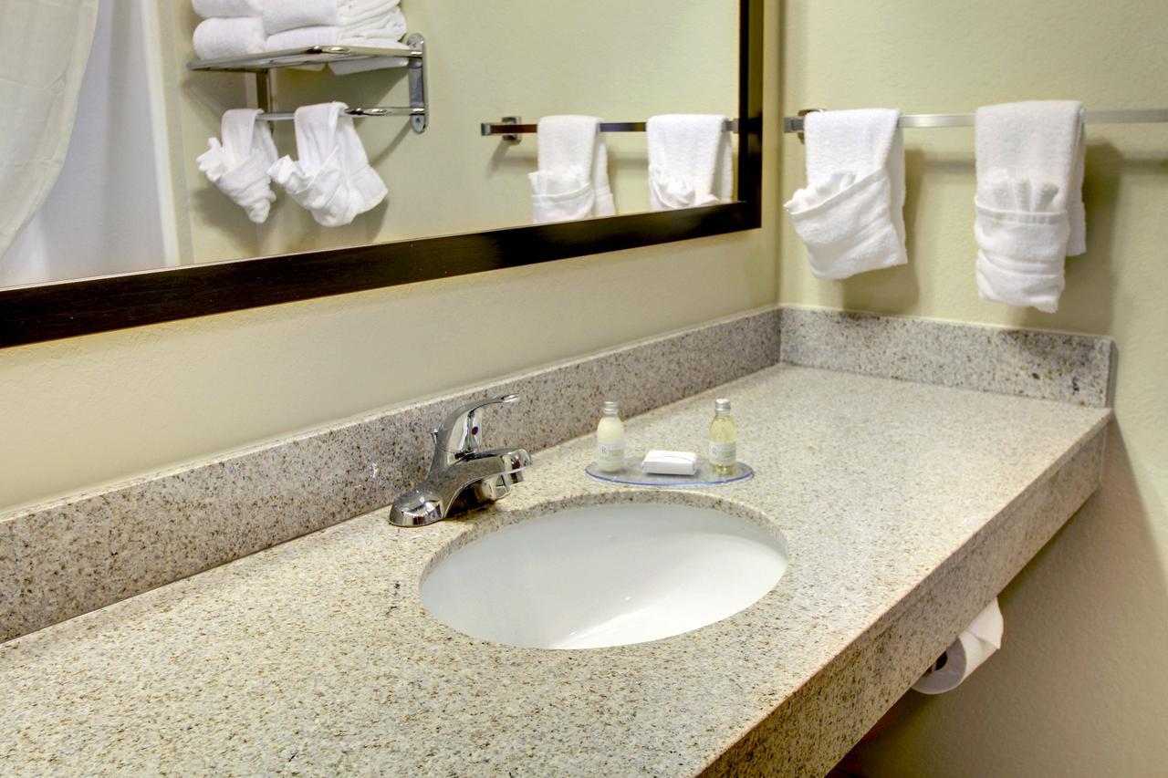 Cobblestone Inn And Suites - Итон Экстерьер фото